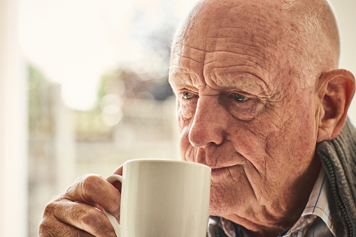 anciano tomando café